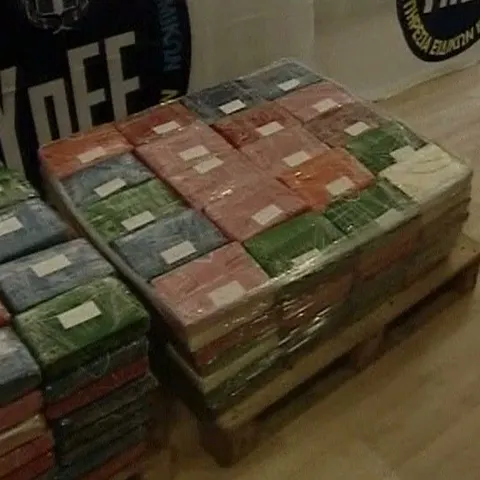 Poliţia greacă a confiscat o jumătate de tonă de cocaină ascunsă pe un vapor