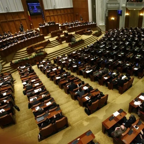 Criza nu afectează Parlamentul: Cinci angajaţi pentru fiecare ales