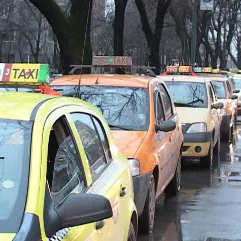 Pe timp de criză, taximeştrii nu mai conduc maşinile, ci le împing - VEZI VIDEO