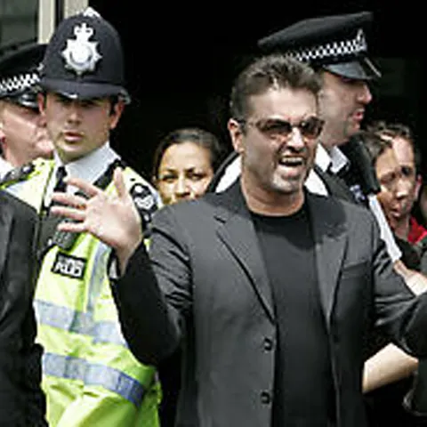 George Michael a fost arestat după ce a intrat cu maşina într-un camion