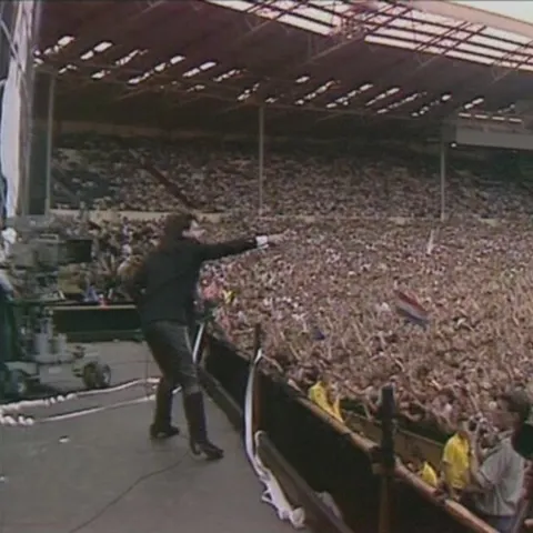 88.000 de oameni au venit la concertul U2 de la Londra 