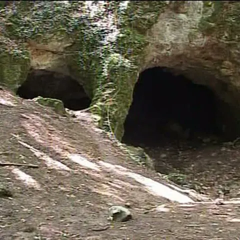 Grota Haiducilor, din Munții Banatului, ascunde legenda haiducului Adam Duma