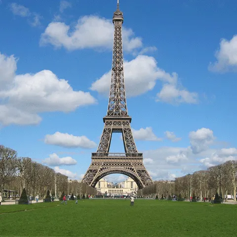 60 de copii au rămas pe drumuri în Paris, după ce agenţia de turism nu le-a plătit hotelul