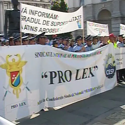 Poliţiştii au continuat şi luni protestele în toată ţara