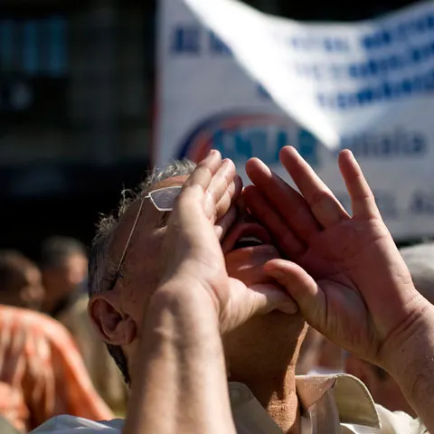 Funcţionarii din administraţia locală ameninţă cu declanşarea unei greve generale