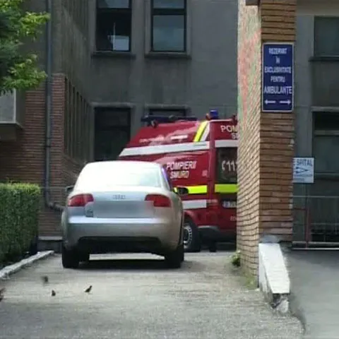 Medicii de la spitalul din Deva îşi parchează maşinile pe locurile ambulanţelor