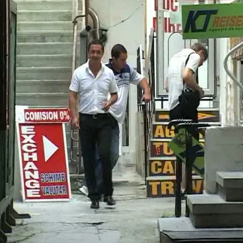 Zeci de oameni sunt înşelaţi zilnic la casele de schimb valutar din Braşov