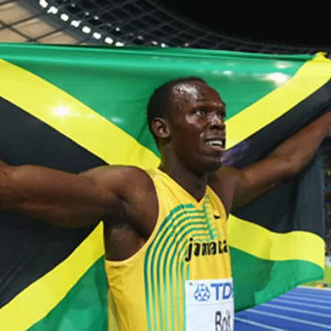 Usain Bolt este mai rapid decât o motocicletă