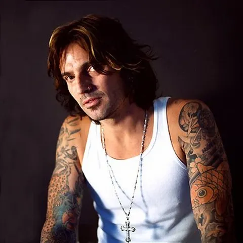 Tommy Lee şi-a ars degetele în timpul unui concert
