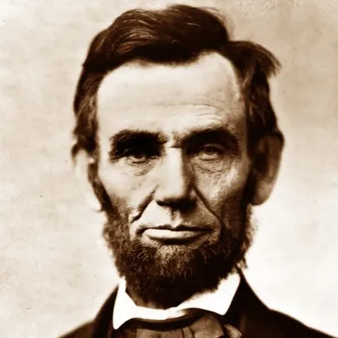 Steven Spielberg şi Robert Redford concurează în realizarea unei biografii a lui Lincoln