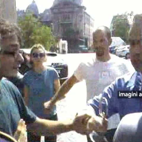 Un poliţist comunitar s-a luat la harţă cu nişte studenţi care făceau "roata" în faţa Teatrului Naţional Bucureşti