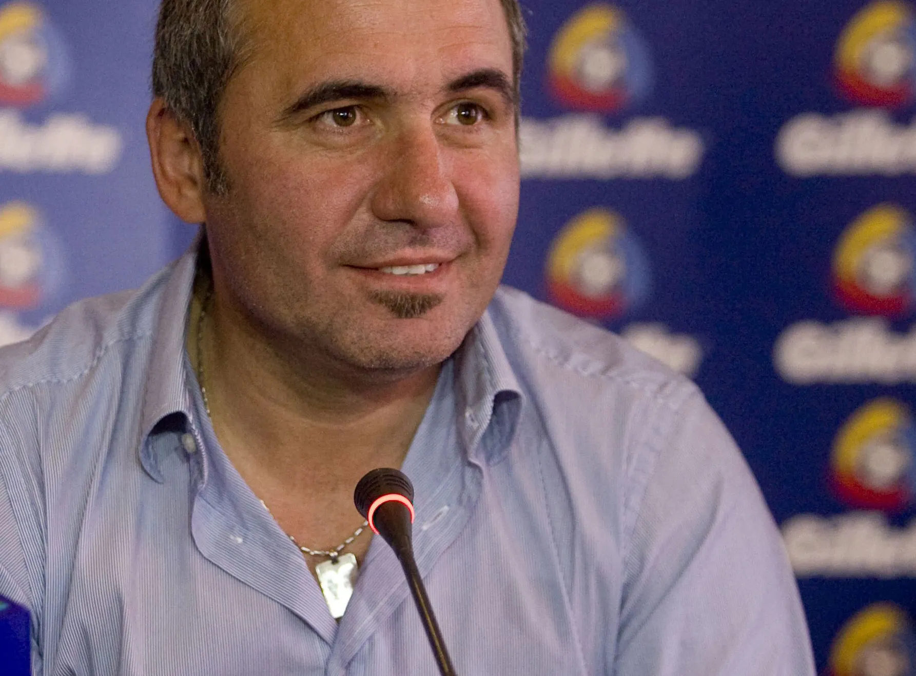 Hagi refuză preşedinţia FRF