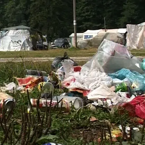 Pădurea din Parcul Natural Bucegi este împânzită de gunoaie