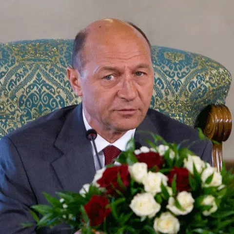 Traian Băsescu regretă că un membru al familiei este acţionar al unei firme cu profil militar