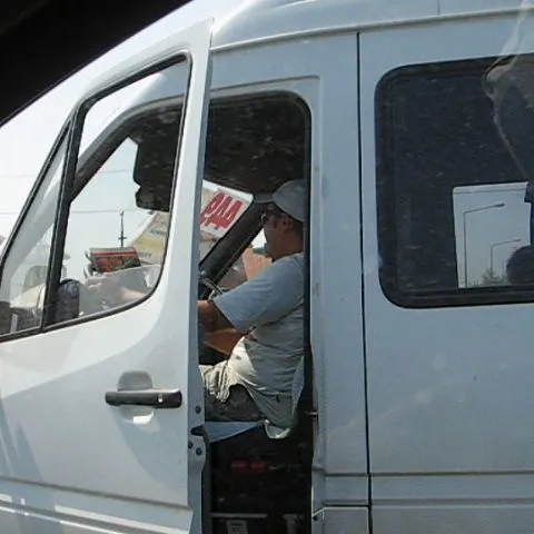 Un şofer de microbuz citea ziarul în trafic VEZI VIDEO