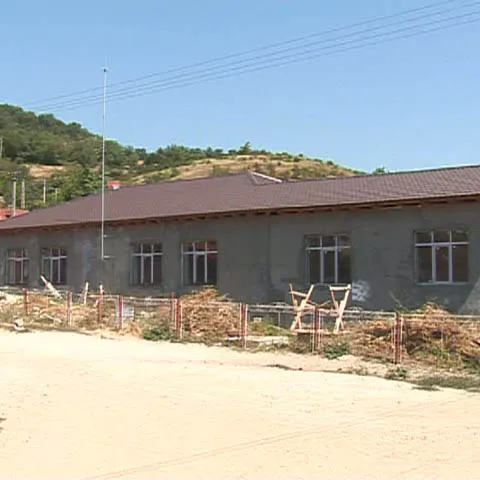 Şcoli din toată ţara nu vor putea primi elevi pentru că nu au fost terminate