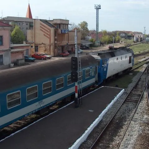 Un tren cu 600 de pasageri a lovit în plin un tractor, în judeţul Bacău 