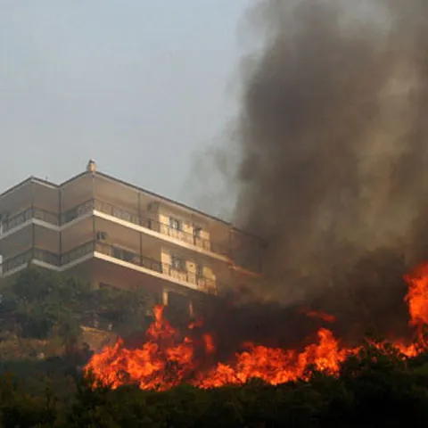 Pompierii greci continuă pe patru fronturi lupta împotriva incendiului de la porţile Atenei
