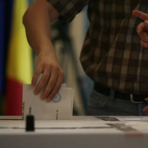 DEZBATERE REALITATEA.NET: Când aţi prefera să aibă loc alegerile prezidenţiale?