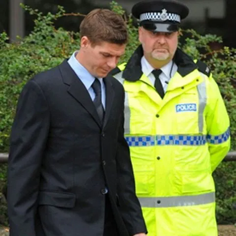 Bărbatul lovit de Gerrard vrea să-i ceară compensaţii materiale fotbalistului
