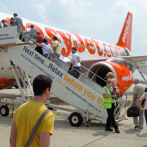 Compania aeriană EasyJet a cerut unei cliente "prea grase" să cumpere două bilete