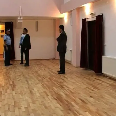 O sală de spectacole din Râşnov are aparatură de ultimă oră, dar nu are scaune