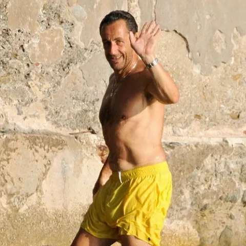 Nicolas Sarkozy, cu burta suptă pentru paparazzi - VEZI FOTO