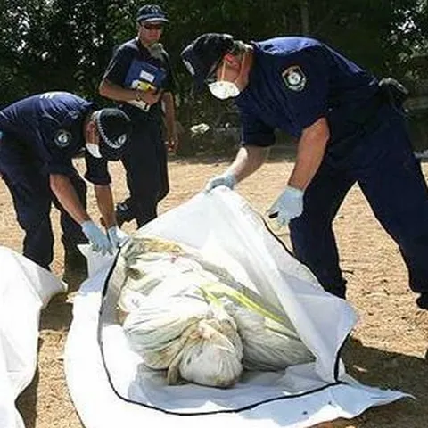 Un cadavru în stare de avansată putrefacţie a fost descoperit pe o plajă din Constanţa