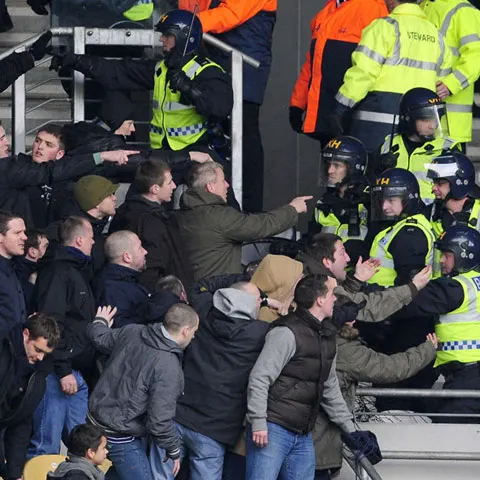 VIDEO / Un fan înjunghiat şi bătăi între sute de suporteri, în cea mai mare rivalitate din fotbalul britanic, West Ham-Millwall!