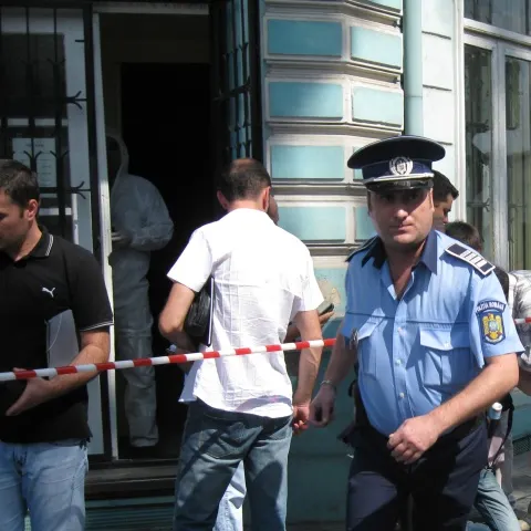 O femeie a fost ucisă, după ce a fost bătută crunt cu o sticlă de şampanie, în timp ce se afla la serviciu