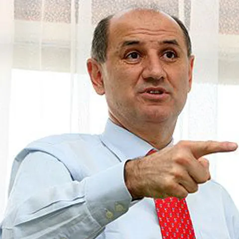 Copos negociază vânzarea Rapidului, unor nemţi, pentru 12 milioane de euro