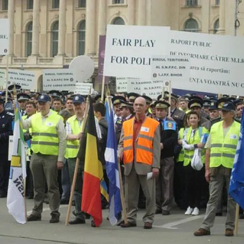 Sindicatul Poliţiştilor protestează faţă de recompensarea orelor suplimentare cu timp liber