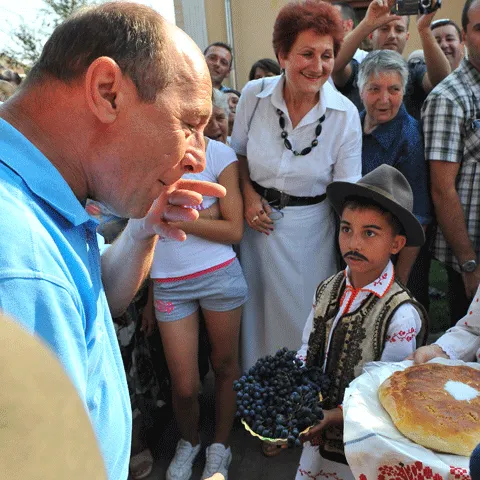 Traian Băsescu îi sfătuieşte pe fermieri să înfiinţeze depozite regionale