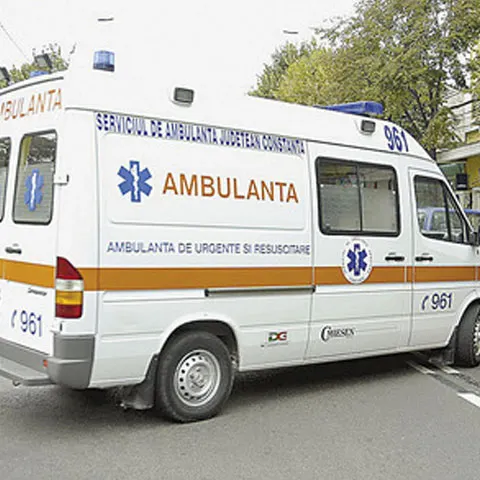 Un autocar cu 37 de persoane la bord s-a răsturnat în judeţul Arad. Opt persoane au fost rănite
