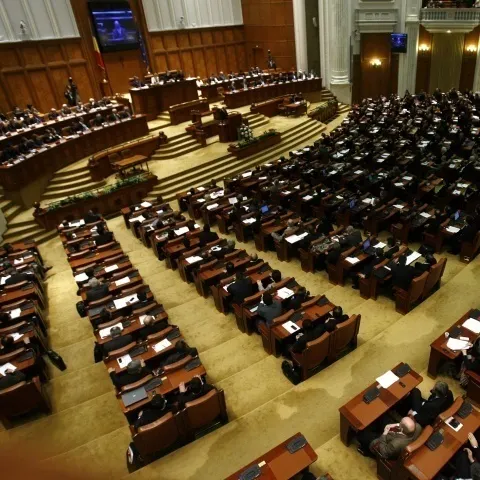 Turişti în Parlament: Întorşi din vacanţă, unii aleşi au uitat ce legi au votat în sesiunea trecută - VEZI VIDEO