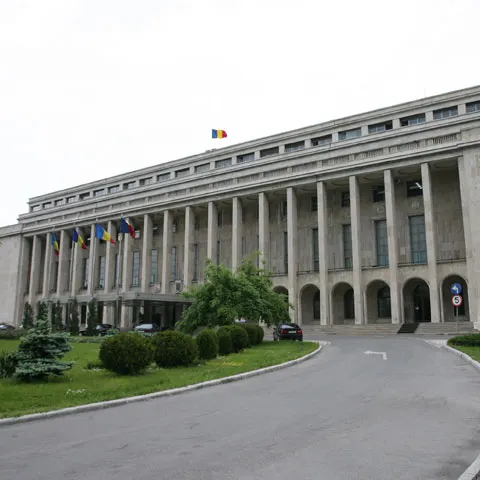 Guvernul s-a întrunit astăzi în şedinţă pentru a definitiva legea unică de salarizare, legile educaţiei şi restructurarea agenţiilor