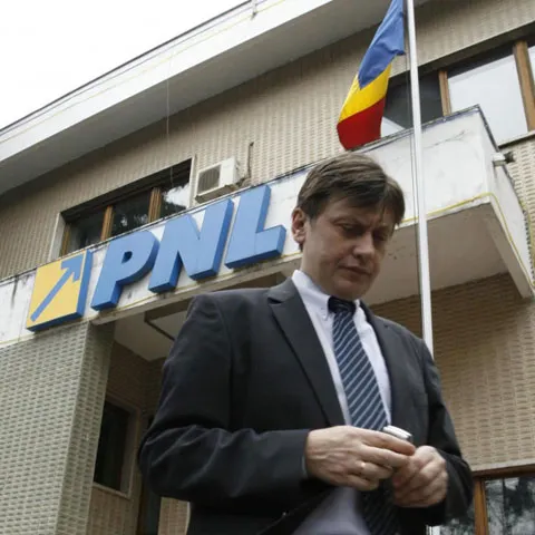 PNL a închiriat o maşină pentru campania electorală a lui Crin Antonescu