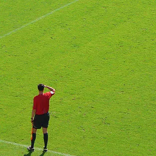 Arbitrajul în cinci intră în forţă pe piaţa fotbalului