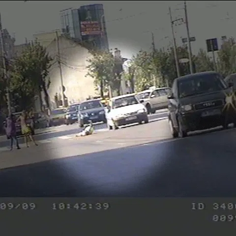 O femeie din Timişoara a fost lovită pe trecerea de pietoni de un şofer grăbit