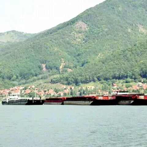 Un împingător sub pavilion ucrainean a eşuat pe Dunăre, într-un banc de nisip