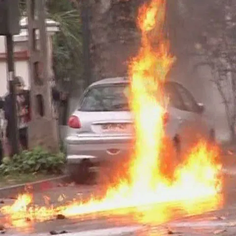 Mai mulţi tineri mascaţi au atacat sediul poliţiei din Santiago de Chile. VEZI IMAGINI