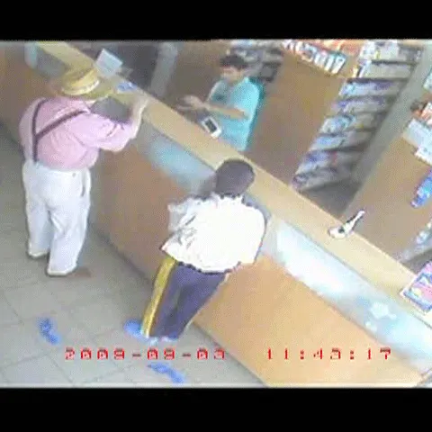 Un copil al străzii a fost filmat în timp ce jefuia un bătrân într-o farmacie 