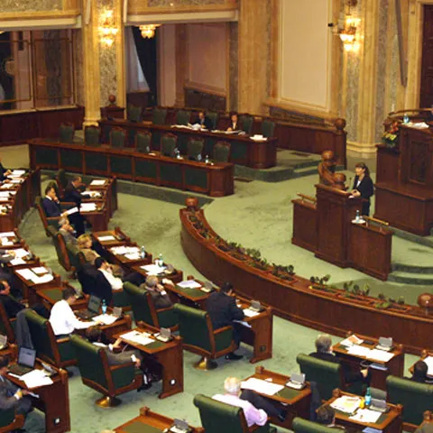 Funcţionarii publici din Parlament au ameninţat cu proteste 