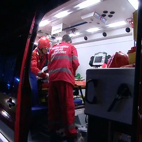 Şapte oameni au fost răniţi după ce un autocar s-a răstrunat pe DN1