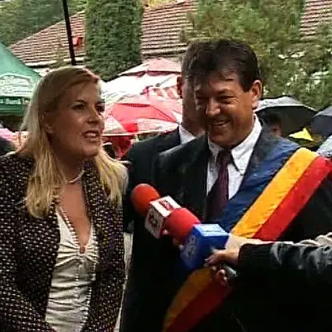 Elena Udrea a împărţit îngheţată la Zilele Oraşului Covasna