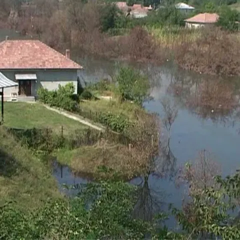 Şapte familii din Ocnele Mari nevoite să îşi părăsească casele