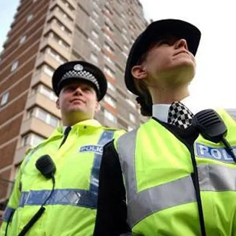 Interlopii romi, care fac averi din traficul cu copii din România, revin în atenţia Scotland Yard