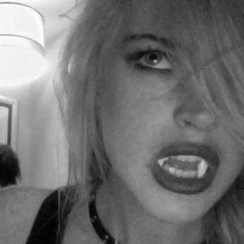 Lindsay Lohan, vampir pe twitter