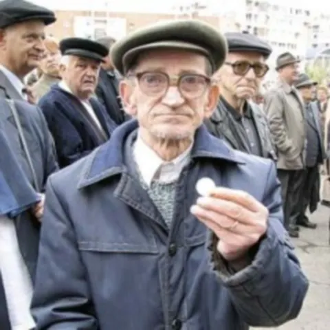 Pensionarii din Ploieşti s-au călcat în picioare pentru o pungă cu alimente