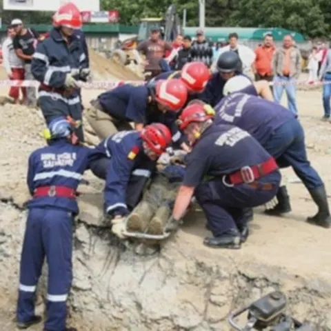 Doi muncitori au fost prinşi sub pământ în timp ce săpau un şanţ